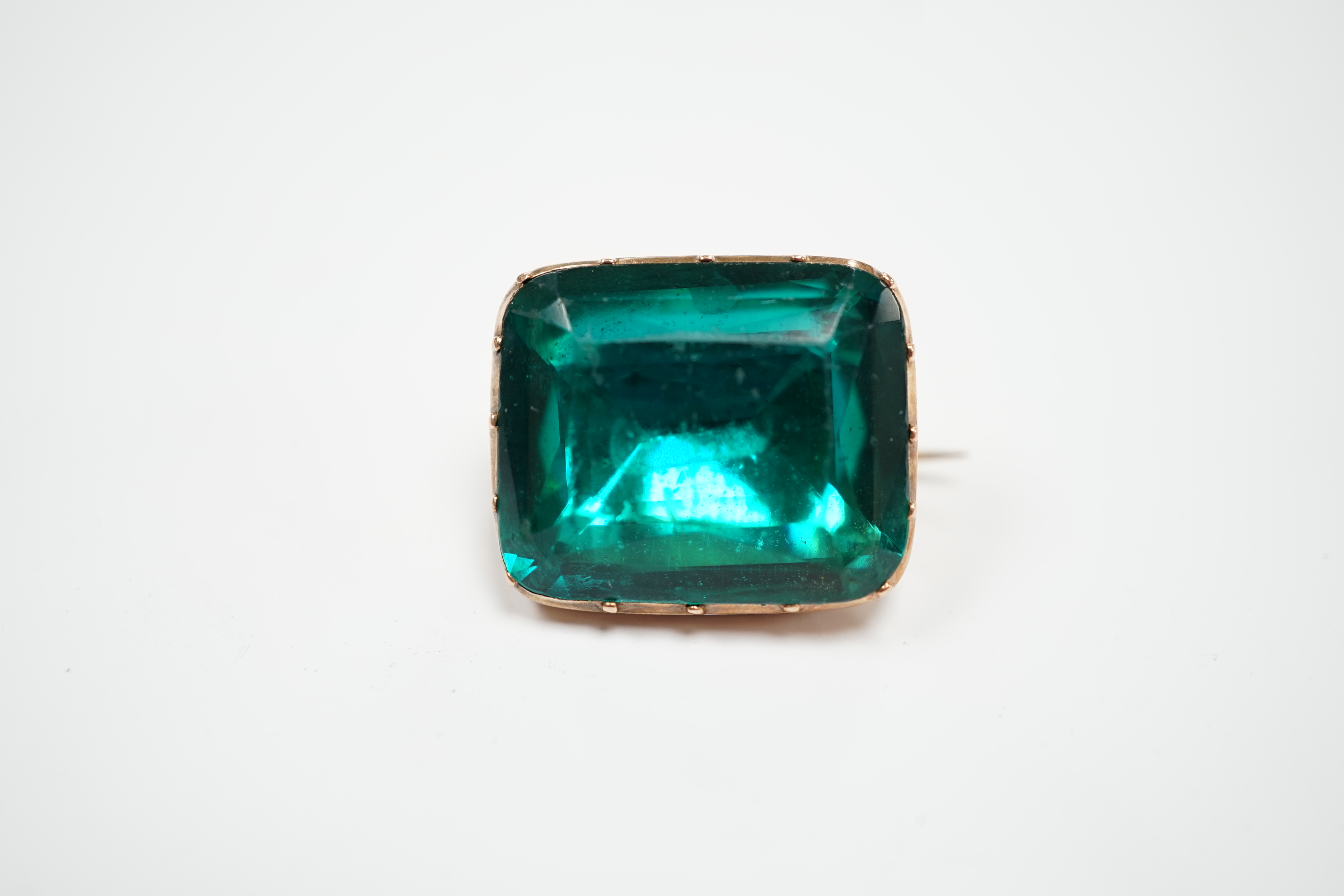A Victorian yellow metal and green paste set brooch, 20mm.